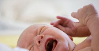 Как лечить больное ухо у ребенка в домашних условиях